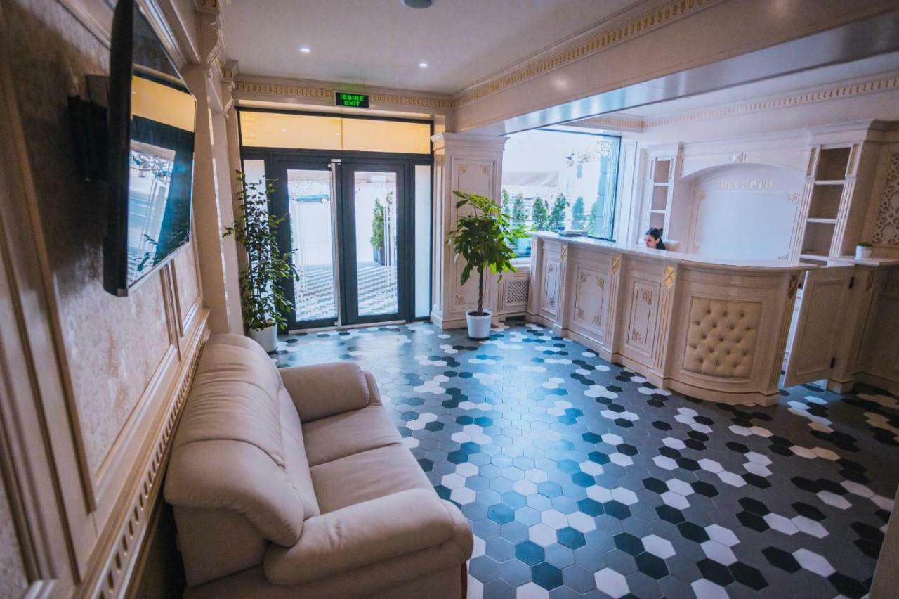 Hotel Glaris Tirgu Frumos Buitenkant foto