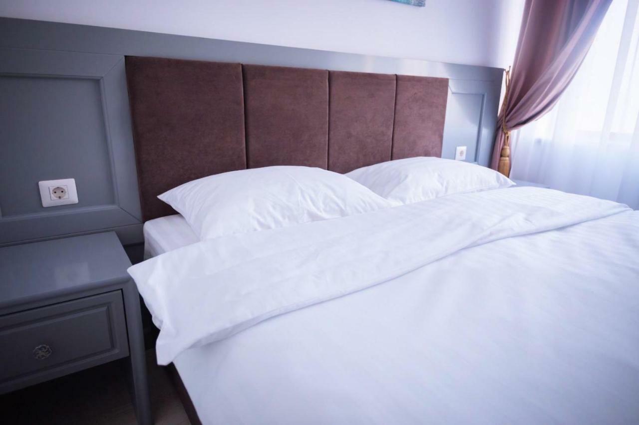 Hotel Glaris Tirgu Frumos Buitenkant foto